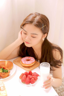 女生泳衣遮肚子